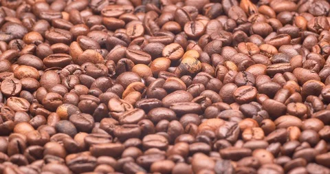 Ligh roasted coffee beans on a turntable in C4K resolution Video stock 100532589
