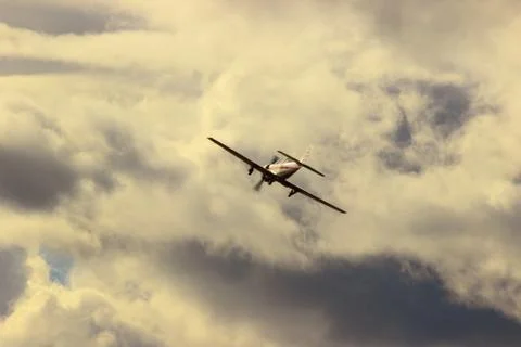 A light aircraft flies into the cloud Foto stock
