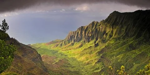 Light &amp;amp; shadow display at sunset on the Napali Coast in Kauai, Hawaii Stock Photos