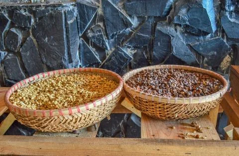 Light and Dark Colored Coffee Beans Foto stock