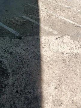 Light and dark, the image on the cast floor. Foto stock