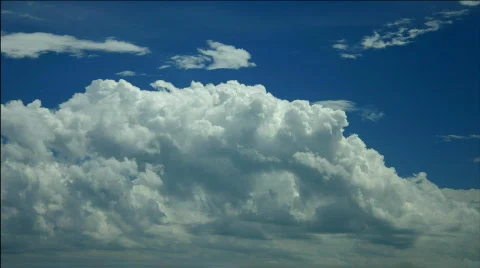 Light and fluffy clouds in time-lapse. Video stock 375863