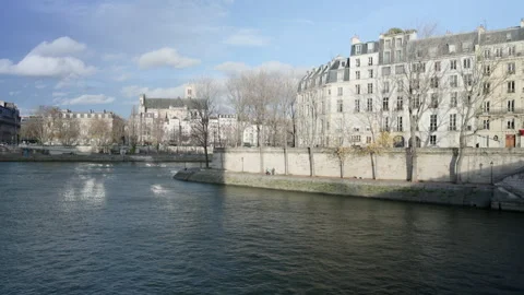 Light and Shadow Over Seine Riverbank Beside Île Saint-Louis in Paris France Stockbeeldmateriaal 323142262