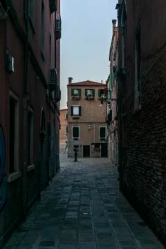 The light and shadows in the empty narrow alleys of Venice  during the corona Foto stock