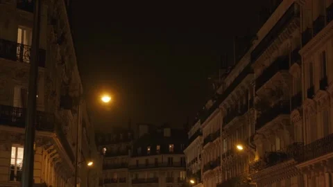 Light beam sweeping the Paris sky above elegant Haussmannian architecture. Vídeo Stock 320944488