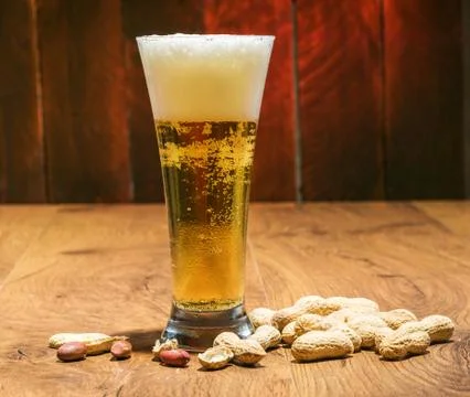 Light beer with peanuts Foto stock