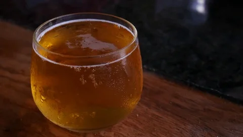 Light beer with rising up air bubbles in a transparent glass Vídeos de archivo 113742682