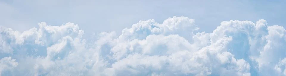 Light blue cumulus clouds texture, wide summer sky background Stock-Fotos