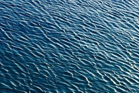 Light blue gradient color background of wavy sea surface Foto stock