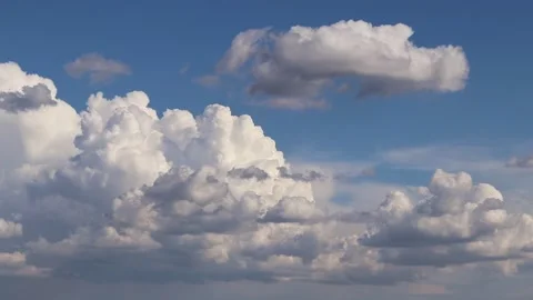 Light blue sky with cumulus clouds of various shapes and sizes Video stock 347472463