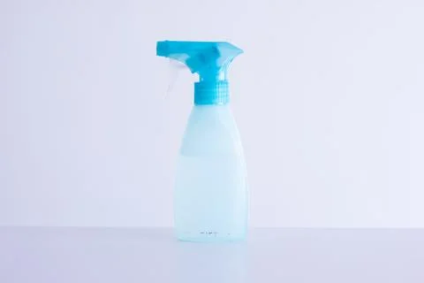 Light blue trigger atomizer bottle close up shot isolated on bright backgroun 库存照片