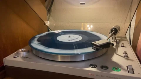 Light Blue Vinyl Record and Player Vídeos de archivo 163055581