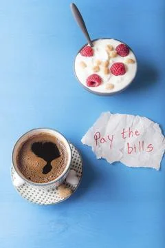 Light breakfast with fresh Arabic coffee and a bowl of yogurt with cereal and 库存照片
