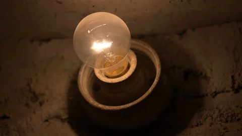 Light bulb in basement in 4k slow motion Vídeos de archivo 93906676