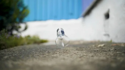 Light bulb is broken on the ground in slow motion 库存影片 112689406