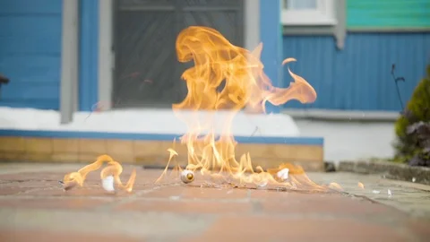 Light bulb is broken on the ground in slow motion Vidéo 112689868
