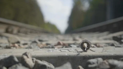 Light bulb is broken on the railway in slow motion 库存影片 112689782