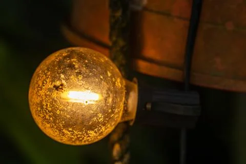 The light bulb cast warm glows in the misty mountain forest. 스톡 사진