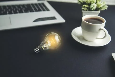 Light bulb on desk Foto stock