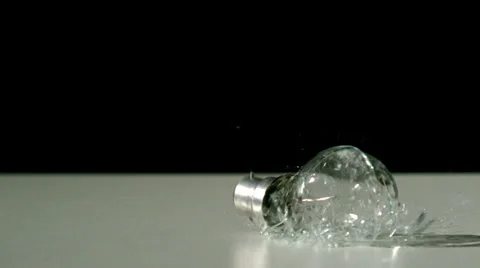 Light bulb falling and smashing 库存影片 32883136