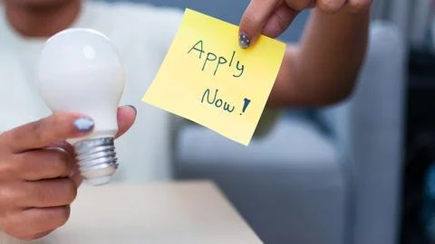 Light bulb featuring a sticky note reminder 库存照片