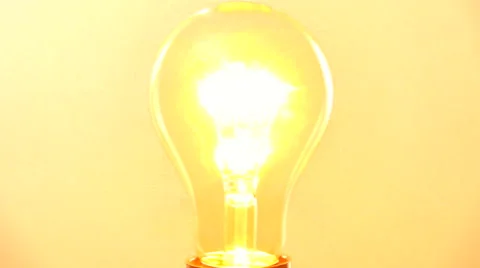 Light bulb lights up. light slowly turns on and off. Full HD 1080 video footage. Video stock 55822692