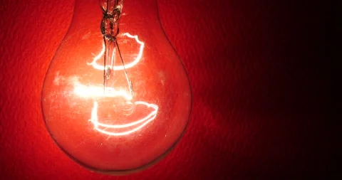 Light bulb on red background Vidéo 162621565
