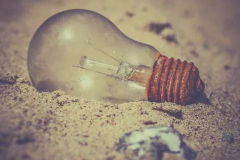 Light bulb in the sand 库存照片
