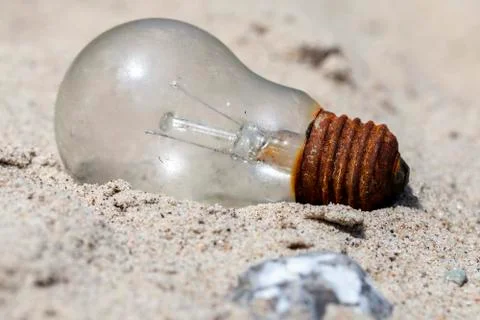 Light bulb in the sand Foto stock