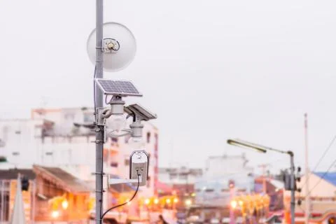 Light bulb with solar panel i n big town. concept clean energy in future Stockfoto's