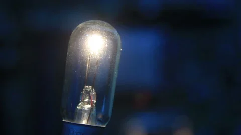 Light bulb turning on and off Видео 57961589