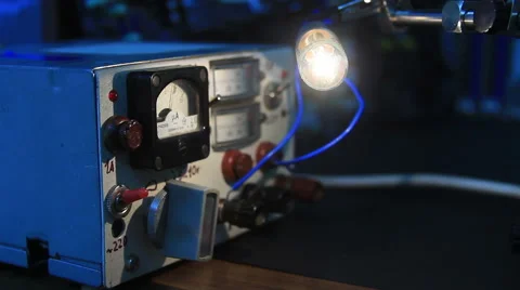 Light bulb turning on and off Видео 58314497