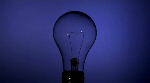 Light bulb turning on 库存影片 323556