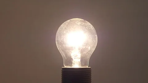 Light bulb turning on. 動画素材 85030606