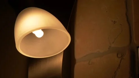 Light bulb that turns on and off. 库存影片 152895345