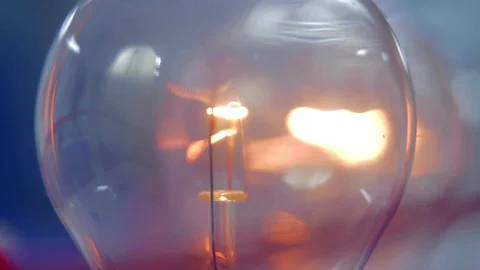 Light bulb turns on 動画素材 75166095