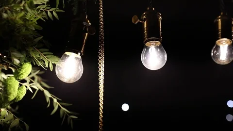 Light bulbs garland close up. Vídeo Stock 86869869