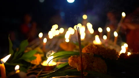 Light of candle of Buddhist Lent Day activity in countryside in Thailand on nigh Vídeos de archivo 140379181