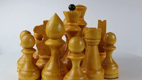Light chess pieces rotate 360 degrees on a white background. Slow motion Vídeo Stock 139708672