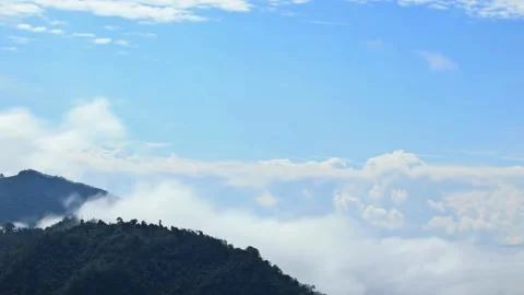 Light clouds cloud space in blue sky over the green horizon high mountains. 库存影片 336568852