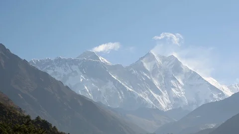 Light clouds forming off peak of Mount Everest in the distance Vídeo Stock 101443792