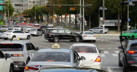Light collision of two cars in middle of city intersection at Seoul Stock Footage 304072343