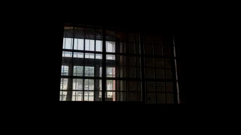 Light Coming in Through Prison Cell Bars Window. Empty Jail Cells. Prison Int Fotos de archivo