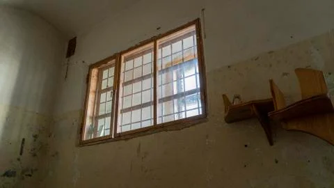 Light Coming in Through Prison Cell Bars Window. Empty Jail Cells. Prison Int Fotos de archivo