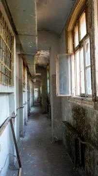 Light Coming in Through Prison Cell Bars Window. Empty Jail Cells. Prison Int Stockfoto's