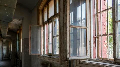 Light Coming in Through Prison Cell Bars Window. Empty Jail Cells. Prison Int Fotos de archivo