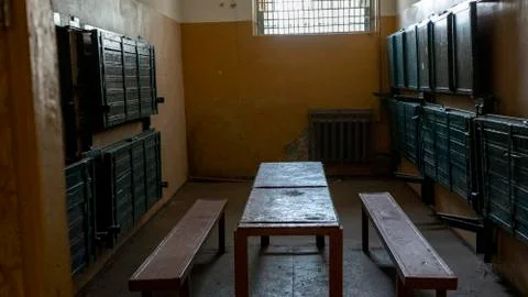 Light Coming in Through Prison Cell Bars Window. Empty Jail Cells. Prison Int Fotos de archivo
