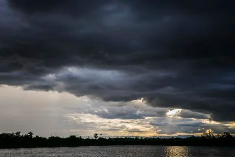 Light in the Dark and Dramatic Storm Clouds background Foto stock