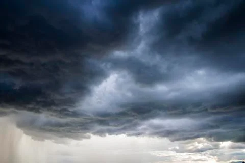 Light in the Dark and Dramatic Storm Clouds background 库存照片