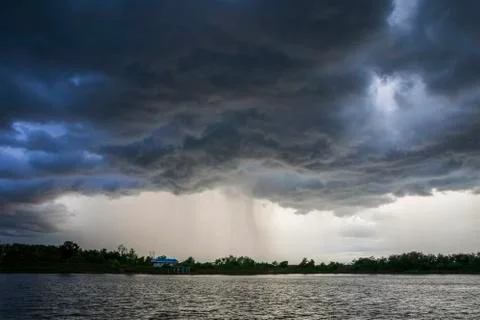 Light in the Dark and Dramatic Storm Clouds background Foto stock